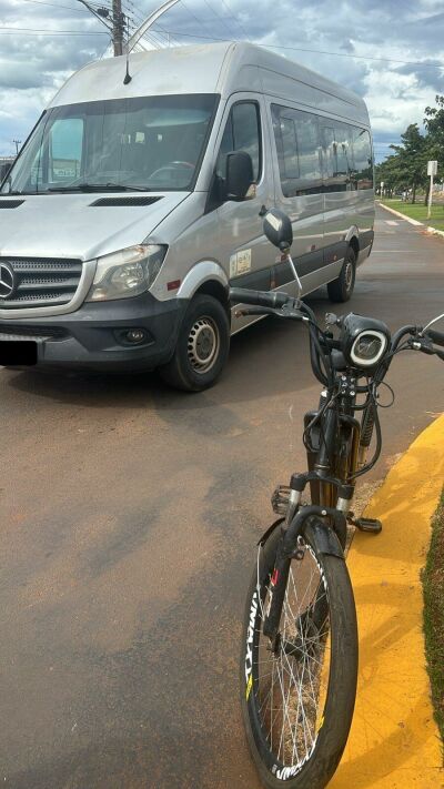 Imagem da notícia Ciclista de 37 anos fica ferida após colisão com van em rotatória de Chapadão do Sul